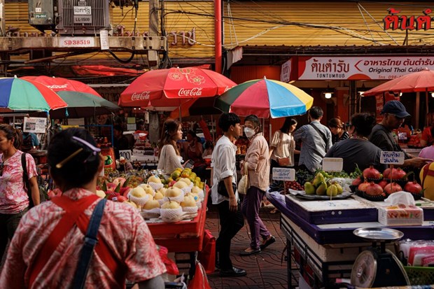 Shoppers pass through a street market in Bangkok, Thailand. Photo courtesy of Bloomberg/Vietnam News Agency.