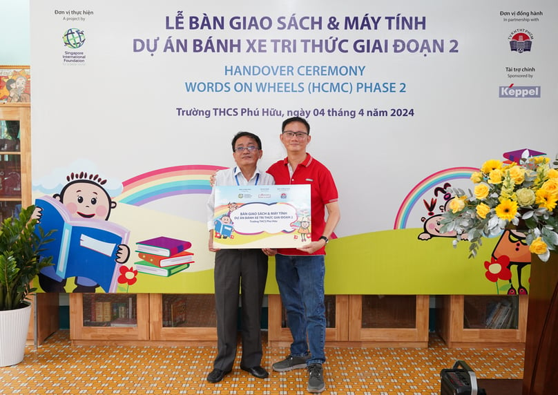 Joseph Low (right), president, Real Estate (Vietnam), Keppel Ltd., and Nguyen Van Tot, principal of Phu Huu Secondary School, at the event on April 4, 2024. Photo courtesy of Keppel Land.