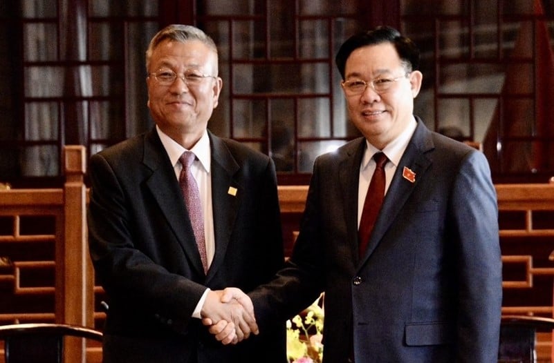 Chủ tịch Quốc hội Việt Nam Vương Đình Huệ (phải) gặp Tổng giám đốc Tập đoàn Đất hiếm Trung Quốc (CREG) Lưu Lôi Vân tại Bắc Kinh, ngày 9/4/2024. Ảnh do báo Quân Đội Nhân Dân (Quân đội Nhân dân) cung cấp.