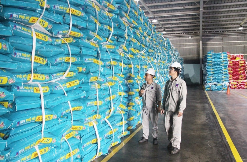 Phu My Fertilizer workers inspect NPK products at a factory. Photo courtesy of the company.