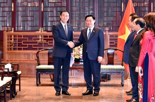 Vietnam’s National Assembly Chairman Vuong Dinh Hue (right) meets with Lu Zexiang, vice chairman of Energy China and chairman of China International Energy Group, in Beijing on April 8, 2024. Photo courtesy of Vietnam News Agency.
