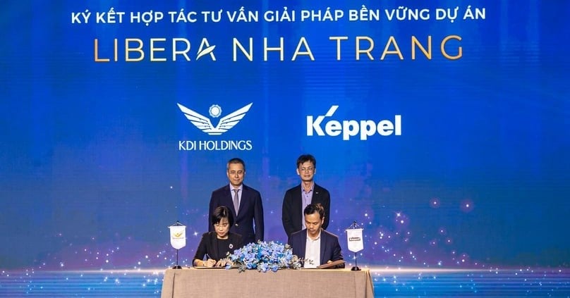 KDI Holdings and Keppel executives sign an agreement. Photo courtesy of Keppel.