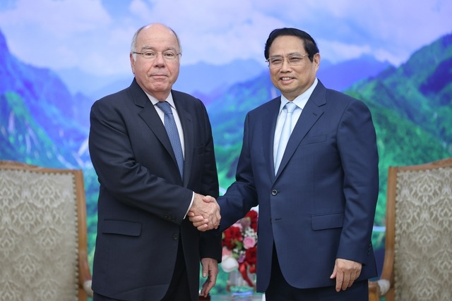 Prime Minister Pham Minh Chinh (right) hosts a reception for Brazilian Foreign Minister Mauro Vieira in Hanoi, April 10, 2024. Photo courtesy of the government's news portal.