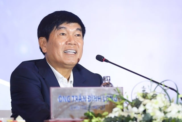 Hoa Phat Group chairman Tran Dinh Long speaks at the company's annual general meeting in Hanoi, April 11, 2024. Photo courtesy of Nguoi Dua Tin (News Courier) magazine.