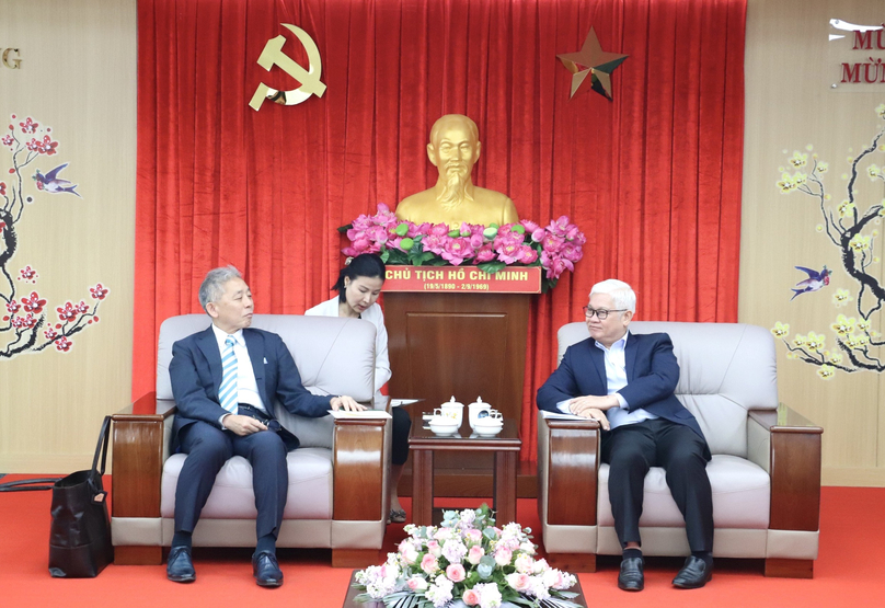 Nguyen Van Loi (right), Secretary of Binh Duong Party Committee, has a meeting with Hirohisa Fujiwara, international business director of Tokyu Group, in Binh Duong province, southern Vietnam, April 10, 2024. Photo courtesy of Binh Duong newspaper.