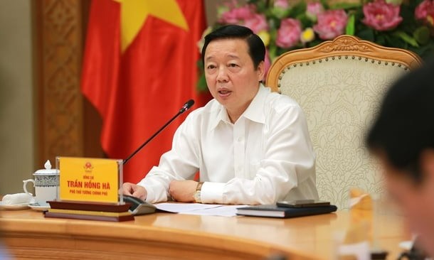 Deputy Prime Minister Tran Hong Ha chairs a meeting on the drafting of a decree aiming to stimulate rooftop solar power development in Vietnam, Hanoi, April 10, 2024. Photo courtesy of the government's news portal.