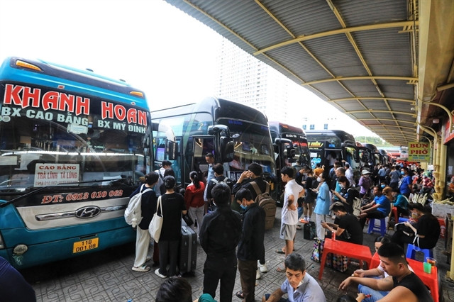 Crowds gather at My Dinh bus station to catch rides home for the April 30 and May 1 holidays in 2023. Photo courtesy of Vietnam News Agency.