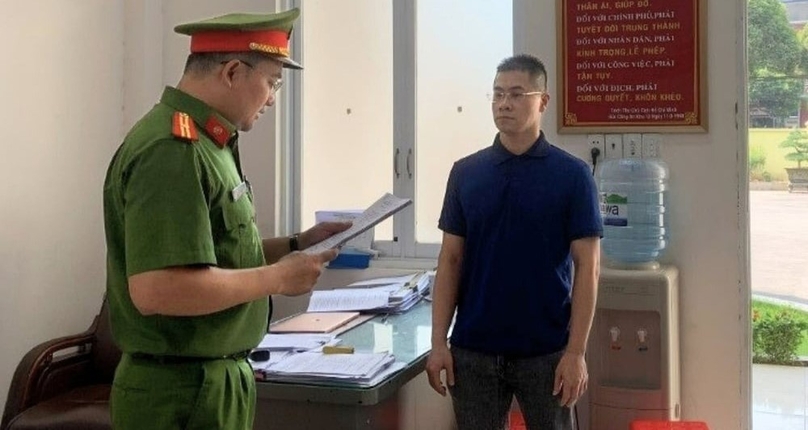 The police reads the decision to launch legal proceedings against and arrest Nguyen Quoc Vy Liem, former deputy general director of LDG Investment Joint Stock Company, April 11, 2024. Photo courtesy of the police.