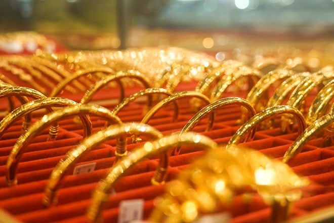 Gold bracelets on display at an SJC store. Photo courtesy of Lao Dong (Labor) newspaper.