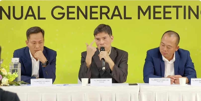 Mobile World Investment Corporation chairman Nguyen Duc Tai responds to shareholders at the 2024 annual general meeting of shareholders,  April 13, 2024. Photo courtesy of the company.