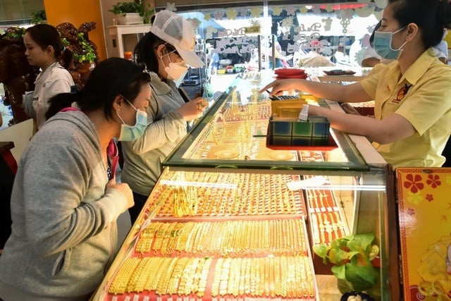 Gold is a favored investment channel in Vietnam. Photo courtesy of Nguoi Lao Dong (Laborer) newspaper.