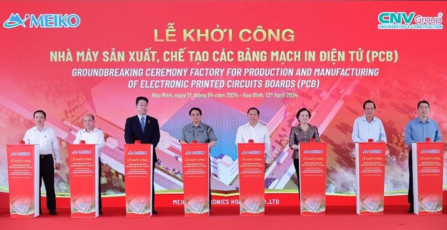 Executive vice chairman of Meiko Electronics Co., Ltd. Atsushi Sakate (third, left) and Prime Minister Pham Minh Chinh (fourth, left) attend the the groundbreaking ceremony of the Meiko Electronics plant in Hoa Binh province, northern Vietnam, April 13, 2024. Photo courtesy of the government's news portal.