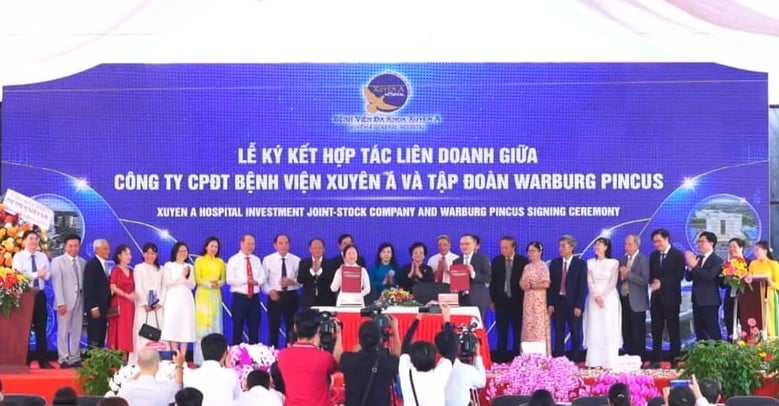 Representatives of Xuyen A hospital and Warburg Pincus sign an agreement in Ho Chi Minh City on April 15, 2024. Photo courtesy of Xuyen A hospital.