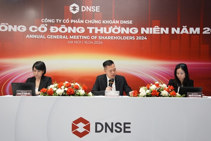 From left: CEO Pham Thi Thanh Hoa, chairman Nguyen Hoang Giang, and chief financial officer Nguyen Ha Ninh at DNSE Securities' 2024 AGM in Hanoi, April 16, 2024. Photo courtesy of DNSE.