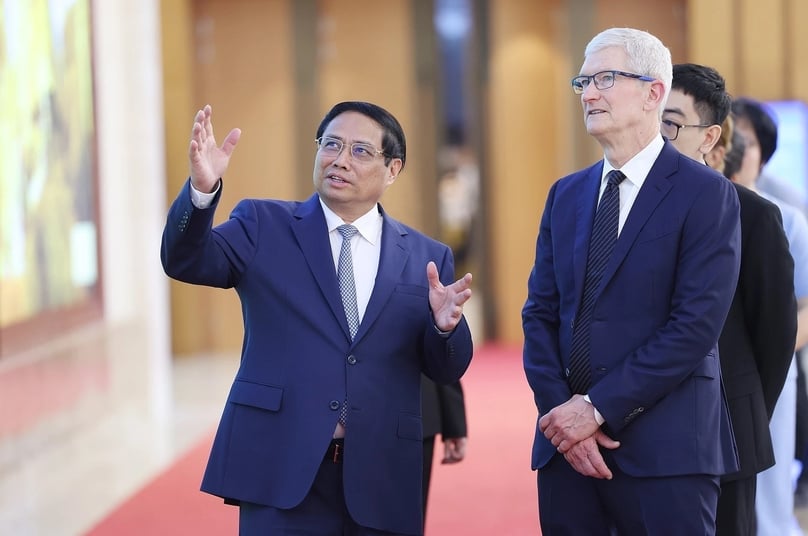 Prime Minister Pham Minh Chinh (left) and Apple CEO Tim Cook in Hanoi, April 16, 2024. Photo courtesy of Vietnam News Agency.