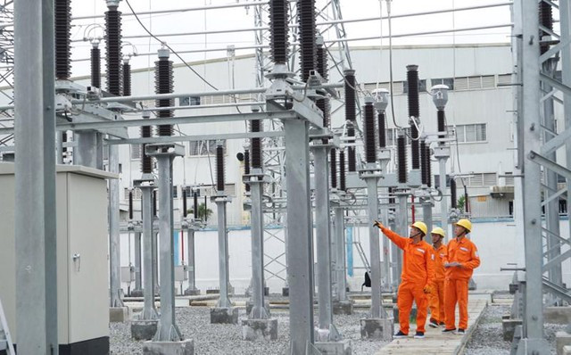Vietnam Electricity technicians examine the power system. Photo courtesy of EVN.