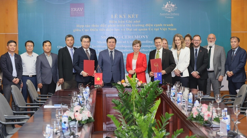 Australian Ambassador Andrew Goledzinowski and Tran Viet Hoa, director of the Electricity Regulatory Authority of Vietnam (ERAV) are joined by Deputy Minister of Industry and Trade Nguyen Sinh Nhat Tan and Assistant Minister for Climate Change and Energy Jenny McAllister at the signing ceremony in Hanoi, April 17, 2024. Photo courtesy of the embassy.