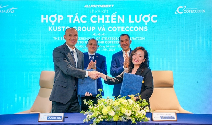 Kusto Group CFO Alexandr Donov (left) and Coteccons investment director Nguyen Tran Thuc Anh sign a strategic cooperation agreement in Hanoi, April 17, 2024. Photo courtesy of Coteccons.