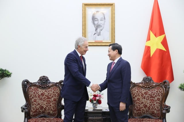 Vietnam’s Deputy Prime Minister Le Minh Khai meets former UK Prime Minister Tony Blair in Hanoi, April 16, 2024. Photo courtesy of the government's news portal.