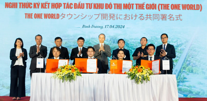 Representatives of Kim Oanh Group, Sumitomo Forestry, Kumagai Gumi, and NTT Urban Development sign an agreement for The One World urban area project in Binh Duong province, southern Vietnam, April 17, 2024. Photo courtesy of Nguoi Lao Dong (Laborer) newspaper.