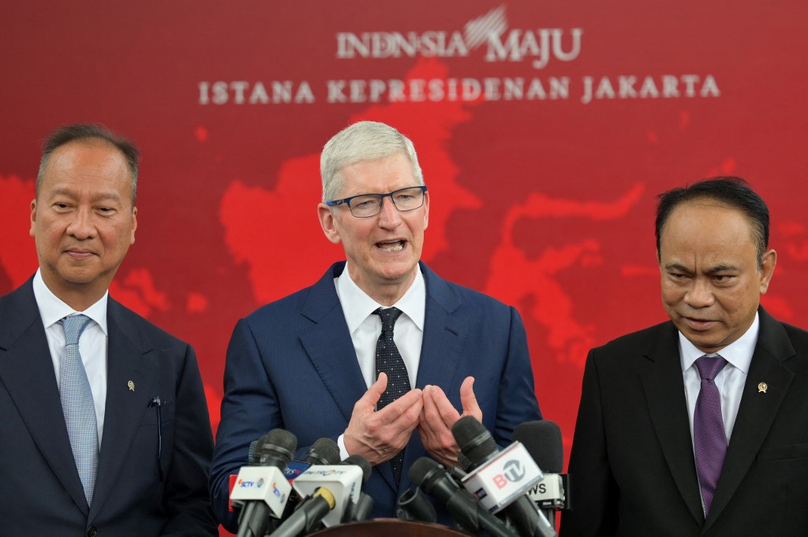Industry Minister Agus Gumiwang Kartasasmita (left) and Communications and Information Minister Budi Arie Setiadi (right) flank Tim Cook as the Apple CEO addresses a press meeting in Jakarta, April 17, 2024 . Photo courtesy of AFP/TheJarkataPost.