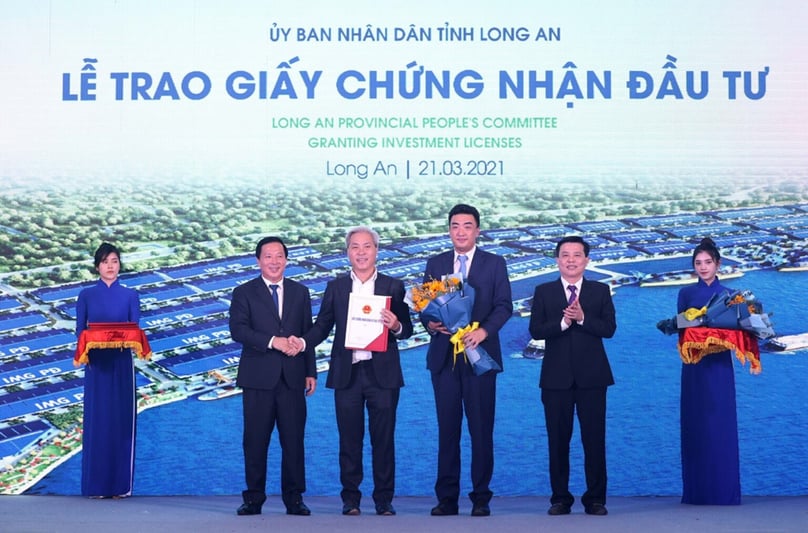 Long An authorities grant an investment certificate for the Long An 1 and Long An 2 LNG-to-power plant project in Long An province, southern Vietnam, March 21, 2021. Photo courtesy of Long An newspaper.