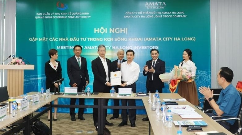 Đại diện Ban Quản lý Khu kinh tế Quảng Ninh (giữa, bên phải) cấp giấy chứng nhận đầu tư tại tỉnh Quảng Ninh, miền Bắc Việt Nam, ngày 19/4/2024. Ảnh do Báo Quảng Ninh cung cấp.