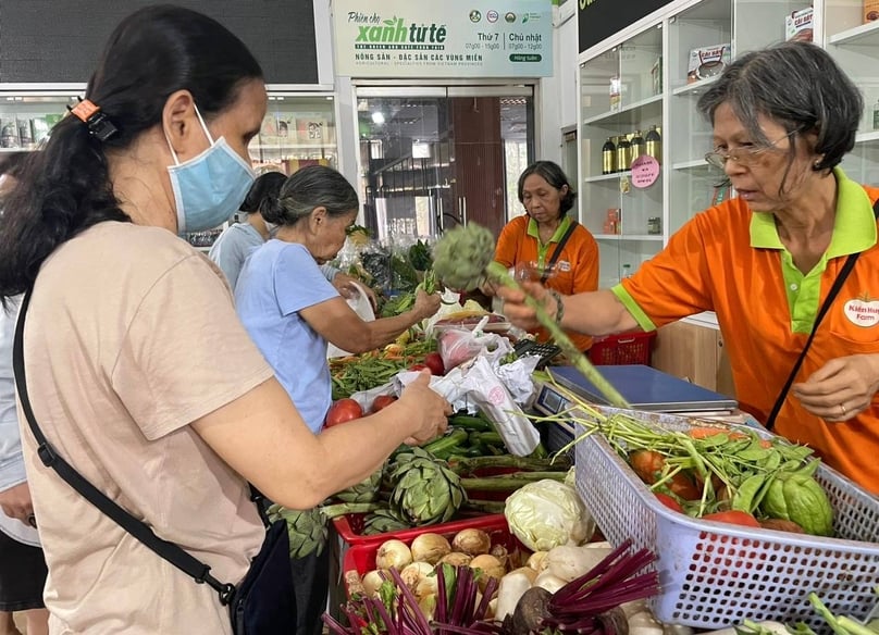 Customers buy vegetables at the “Kind Green Market” held on April 20-21 in Ho Chi Minh City. Photo courtesy of the BSA Center.