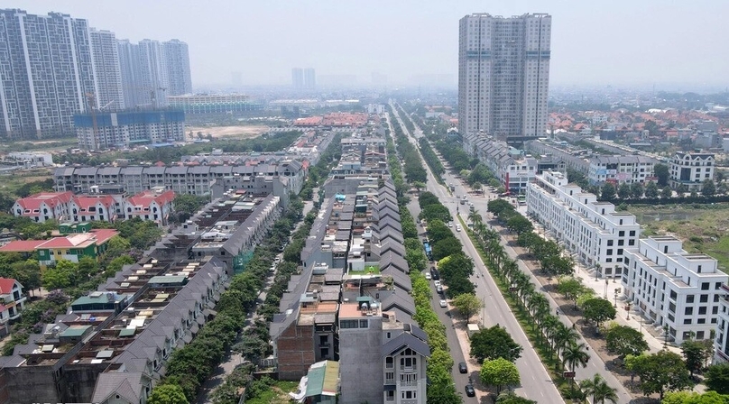  Apartment complexes to the west of Hanoi. Photo courtesy of Dan Tri (Intellect) newspaper.