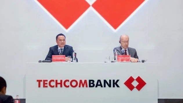 Techcombank chairman Ho Hung Anh (left) and CEO Jens Lottner (right) preside over the bank’s AGM, April 20, 2024