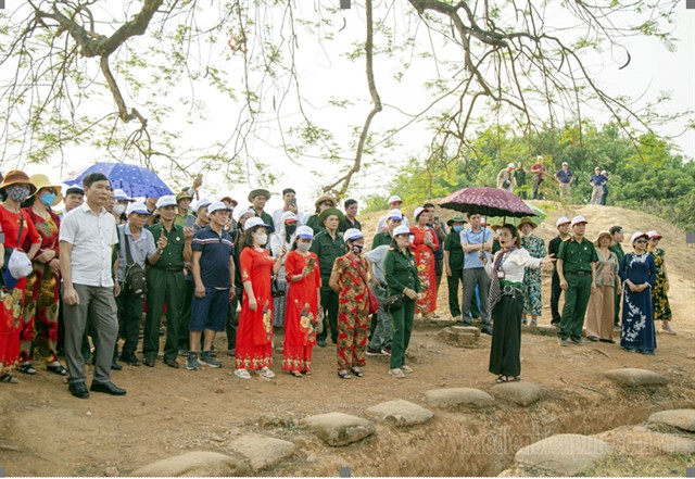 Tourists immerse themselves in the flow of history through a tour guide's presentation at the A1 Hill relic. Photo courtesy of baodienbienphu.com.vn