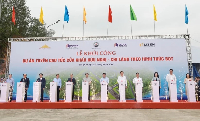 Delegates press the buttons to kick off construction on the Huu Nghi-Chi Lang Expressway, the final sub-project for the eastern wing of the giant North-South Expressway project in Lang Son province, northern Vietnam, April 21, 2024. Photo courtesy of Deo Ca Group.