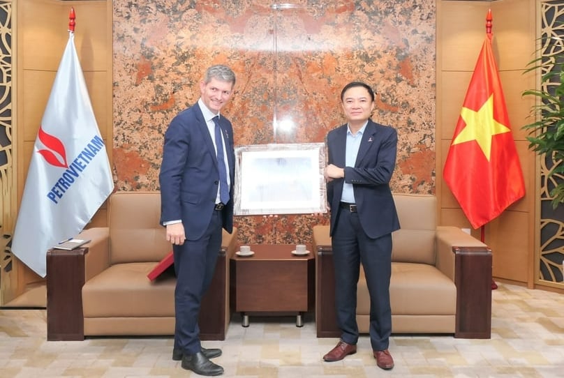 Jacques-Etienne Michel (left), country managing director and country representative Equinor Vietnam, and Petrovietnam general director Le Ngoc Son at a meeting in Hanoi on April 16, 2024. Photo courtesy of Petrovietnam.