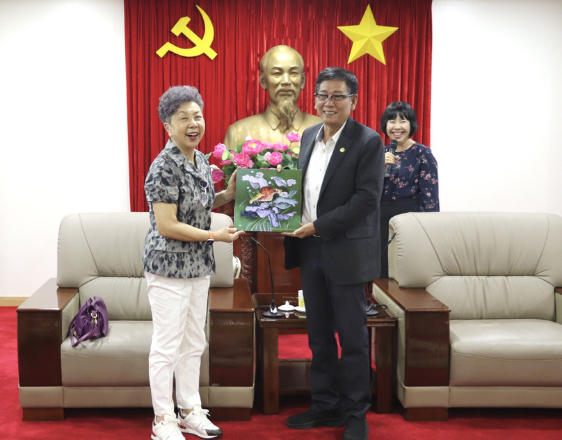 Bonnie Tu (left), chairperson of Giant Group, and Mai Hung Dung, Vice Chairman of Binh Duong province, at a meeting in Binh Duong province, southern Vietnam, on April 22, 2024. Photo courtesy of Binh Duong newspaper.