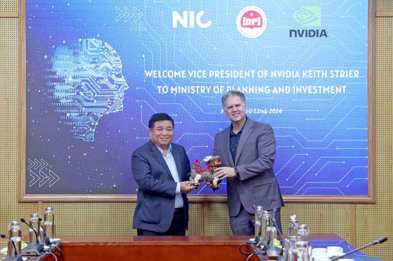 Nvidia vice president Keith Strier (right) meets with Minister of Planning and Investment Nguyen Chi Dung in Hanoi, April 22, 2024. Photo courtesy of Dau Tu (Investment) newspaper.