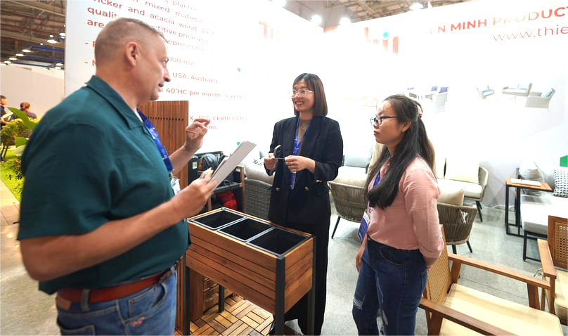 An international buyer at the Handicraft and Wood Industry Association of HCMC Expo (Hawa Expo), Ho Chi Minh City,  March 6, 2024. Photo courtesy of Hawa.