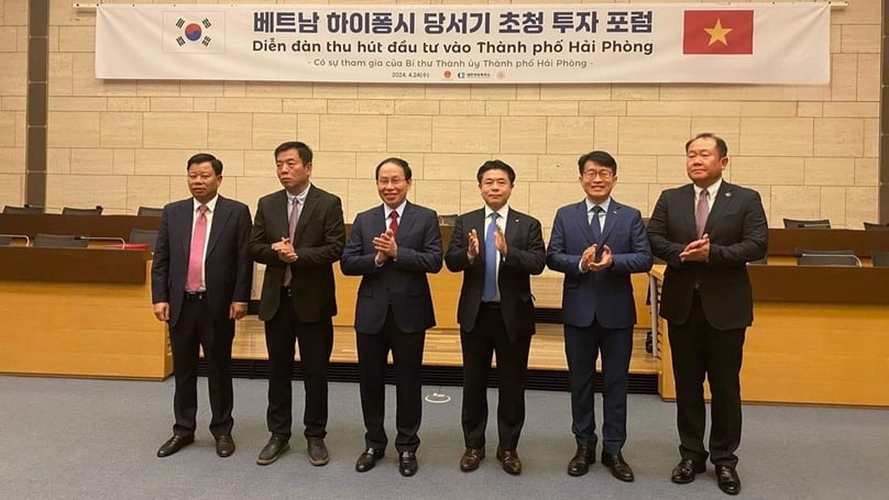 Le Tien Chau (third, left), Party Central Committee member and chief of the Hai Phong Party Committee, attends an investment promotion forum in Seoul, South Korea, April 24, 2024. Photo courtesy of An Ninh Hai Phong (Hai Phong Security) newspaper.