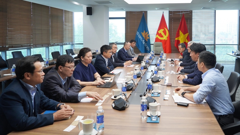 Delegations of Marubeni and Vietnam Airlines at a meeting in Hanoi. Photo courtesy of Vietnam Airlines.