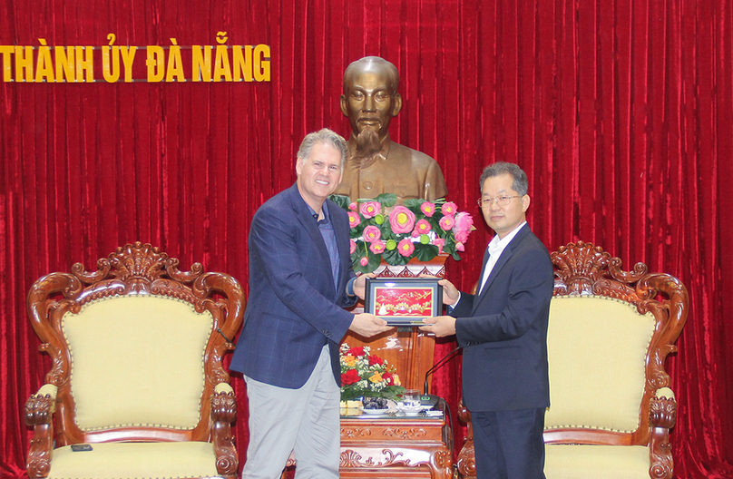 Danang’s Party Secretary Nguyen Van Quang (right) meets Nvidia vice chairman of worldwide AI initiatives Keith Strier in the central city, April 24, 2024. Photo courtesy of the city’s news portal.