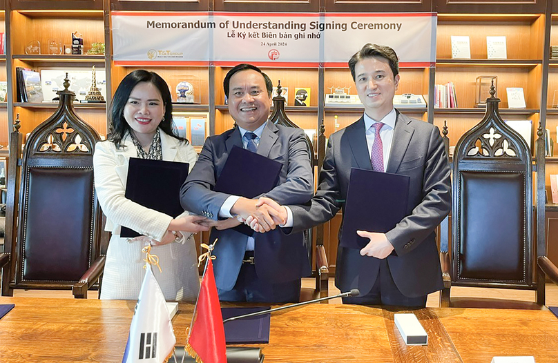 Quang Tri Chairman Vo Van Hung (center) at the MoU signing ceremony in Seoul on April 24, 2024. Photo courtesy of Quang Tri newspaper.