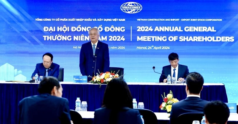 Vinaconex chairman Dao Ngoc Thanh answered shareholders' inquiries at the company AGM on April 24, 2024. Photo courtesy of the firm.