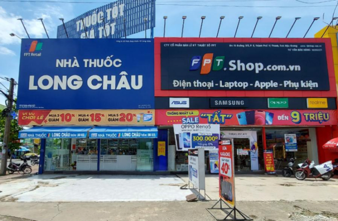 A Long Chau pharmacy sits next to an FPT Shop outlet in Vi Thanh town, Hau Giang province, southern Vietnam. Photo courtesy of FPT Retail.