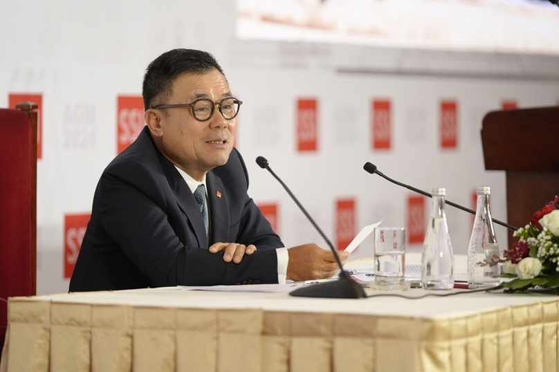 Chairman of Nguyen Duy Hung SSI responds to shareholders' questions at AGM in Ho Chi Minh City on April 25, 2024 . Photo courtesy of SSI.