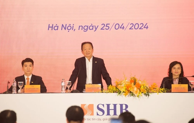  SHB chairman Do Quang Hien answers shareholders' inquiries at the AGM in Hanoi, April 25, 2024. Photo by The Investor/Dinh Vu.