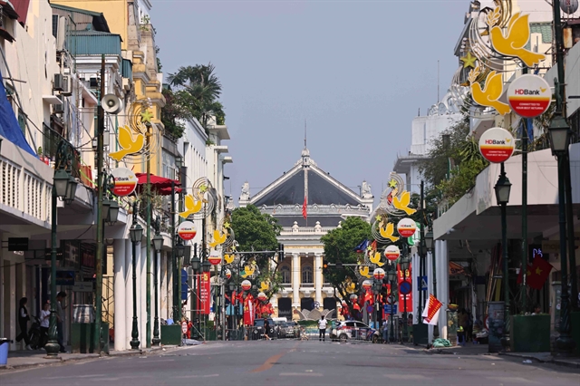 Nobody strolls on walking streets around the Hoan Kiem Lake in Hanoi because of severe hot weather. Photo courtesy of Vietnam News Agency.