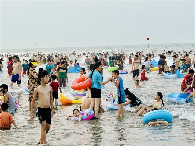 The Xuan Hai Beach in Loc Ha district, the central province of Ha Tinh, is filled with tourists. Photo courtesy of Vietnam News Agency.