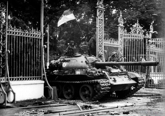 The Vietnamese military’s tanks entering the Independence Palace on April 30, 1975. Photo courtesy of Vietnam News Agency.