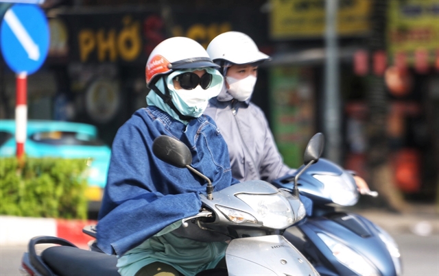Health experts warn that people should ensure enough protective items to cope with hot weather. Photo courtesy of Vietnam News Agency.
