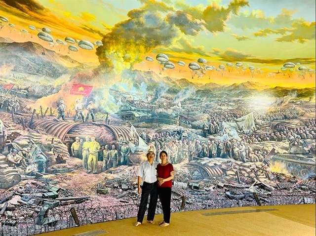 Visitors take picture with 3D panorama painting featuring the Dien Bien Phu Campaign at Dien Bien Phu Victory Museum. Photo courtesy of VietnamPlus.