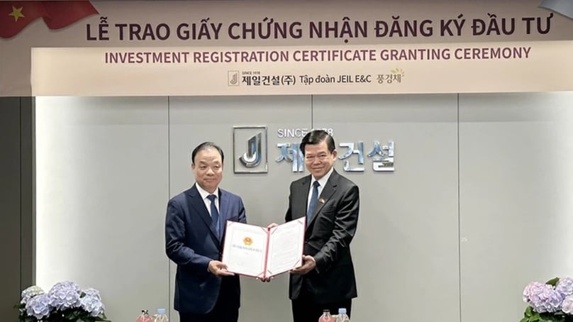 Nguyen Hong Linh (left), a Central Party Committee member and Secretary of Dong Nai Party Committee, grants an investment certificate to a Jeil E&C executive in Seoul, April 30, 2024. Photo courtesy of Dong Nai newspaper.